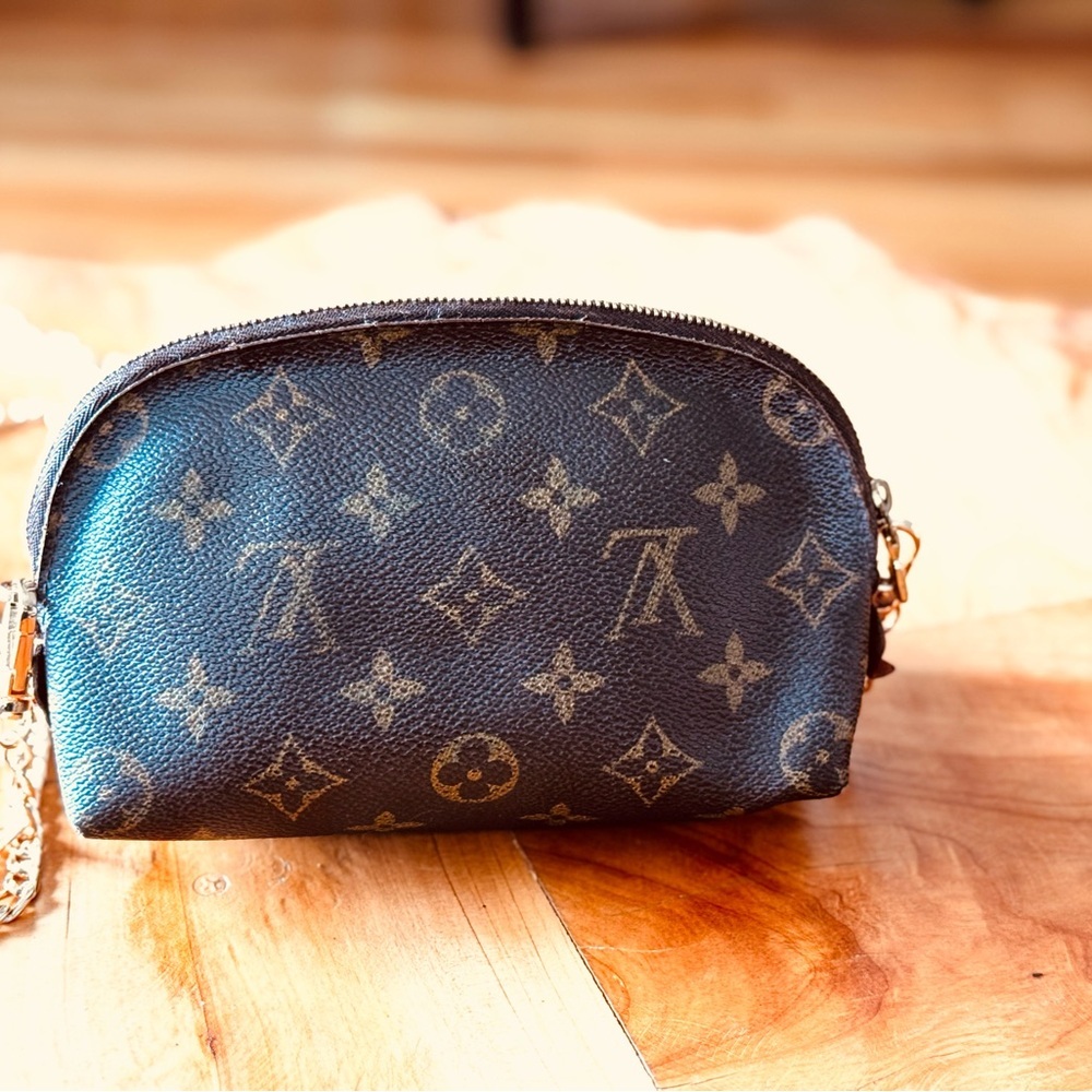 Louis Vuitton
Monogram Cosmetic Pouch vintage with unbranded chain - Picture 4 of 17